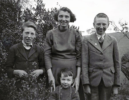 32 Edgar, Dorothy, Alan, Henry Pfeiffer